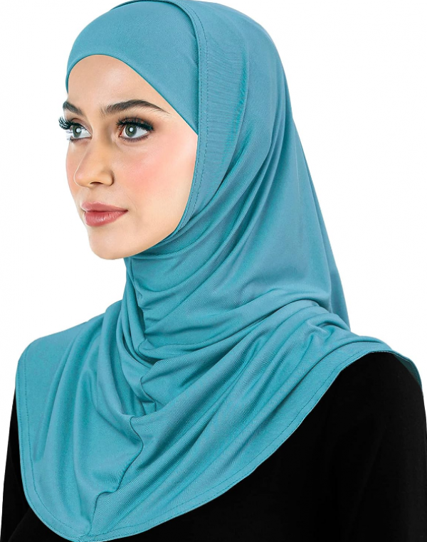 Hijab instan dengan aksen ruched di bagian leher